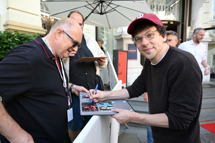 FOTO: Jesse Eisenberg se podepisoval fanouškům. – stránka 158