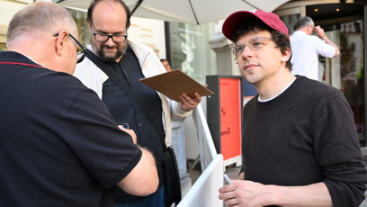 FOTO: Jesse Eisenberg se podepsal fanouškům.