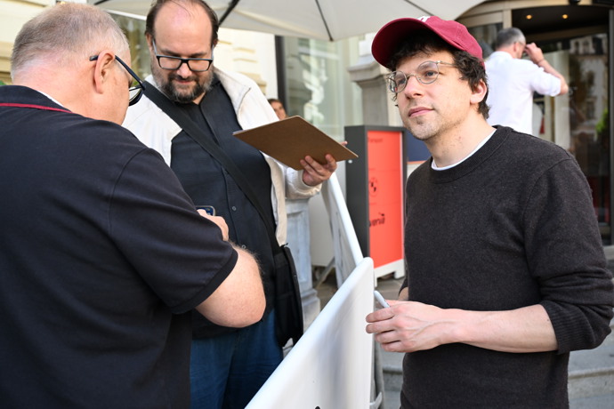 FOTO: Jesse Eisenberg se podepsal fanouškům. – stránka 33