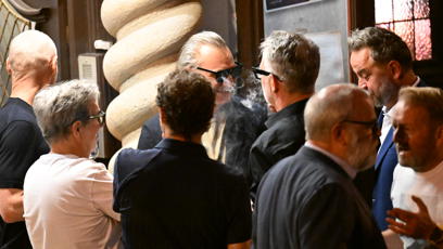 FOTO: Jiří Macháček si dal s přáteli společnou cigaretu.
