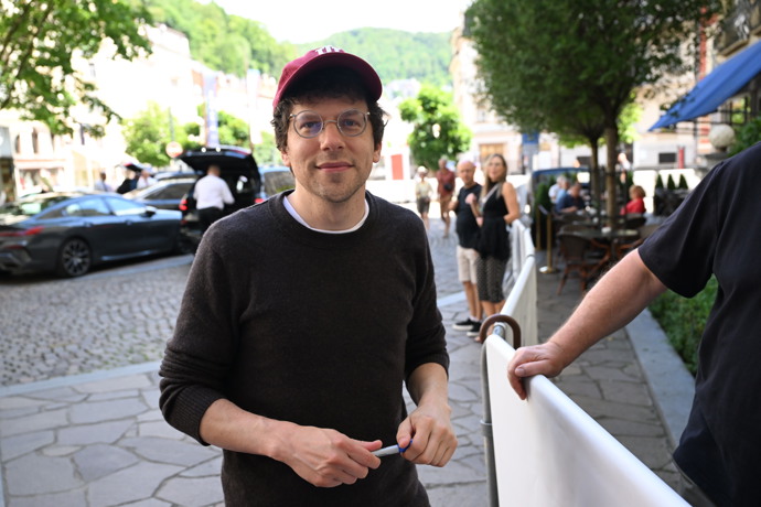 FOTO: Jesse Eisenberg dorazil do Varů. – stránka 210