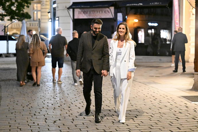 FOTO: Jana Bernášková se procházela po Varech se svým novým přítelem. – stránka 5