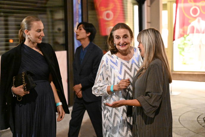 FOTO: Eva Holubová s dcerou Karolínou. – stránka 9