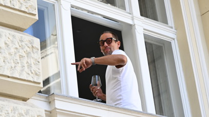FOTO: Janek Bartoška v okně hotelu Pupp.