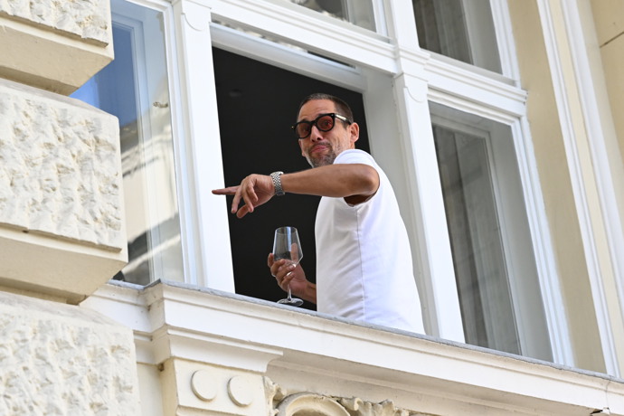 FOTO: Janek Bartoška v okně hotelu Pupp. – stránka 28