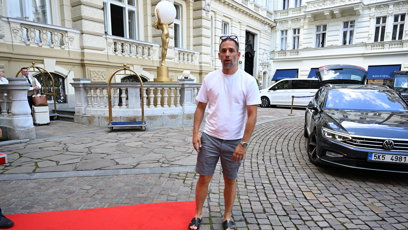 FOTO: Janek Bartoška kontroluje červený koberec.