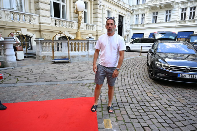 FOTO: Janek Bartoška kontroluje červený koberec. – stránka 217