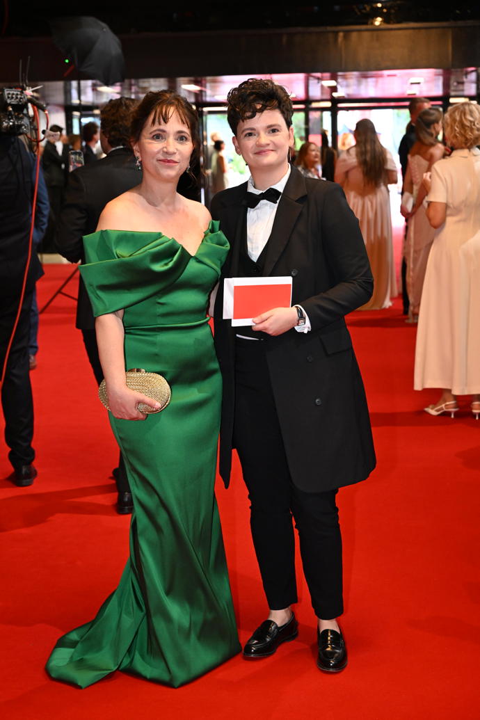 FOTO: Alena Mihulová po boku dcery. – stránka 402