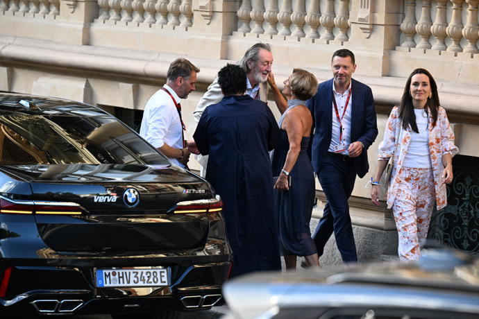 FOTO: Bolek Polívka se dočkal vřelého přivítání. – stránka 62