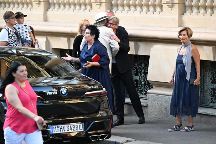 FOTO: Bolek Polívka se zdraví s Jiřím Strachem. – stránka 1