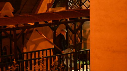 FOTO: Martin Wichterle odchází se značkou na hotel.