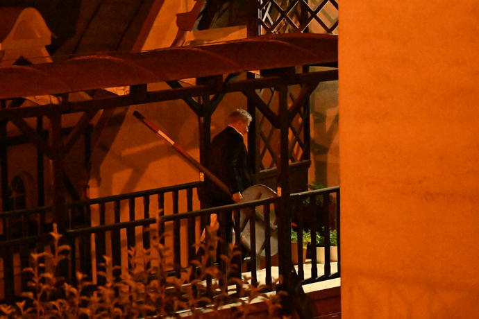 FOTO: Martin Wichterle odchází se značkou na hotel. – stránka 1586