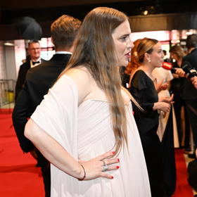 Petra Nesvačilová na červeném koberci.