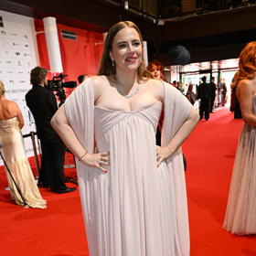 Petra Nesvačilová na červeném koberci.