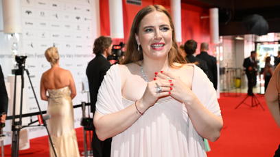 FOTO: Petra Nesvačilová na červeném koberci.