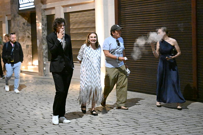 FOTO: Eva Holubová s dcerou Karolínou a Matějem Paprčiakem. – stránka 1