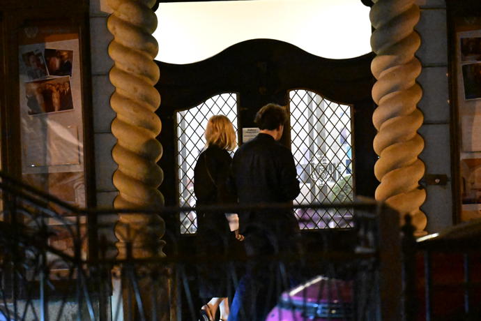 FOTO: Pár dorazil před hotel Embassy ještě před půlnocí. – stránka 77