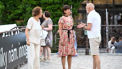 FOTO: Andrea Bartošková se baví s lidmi.