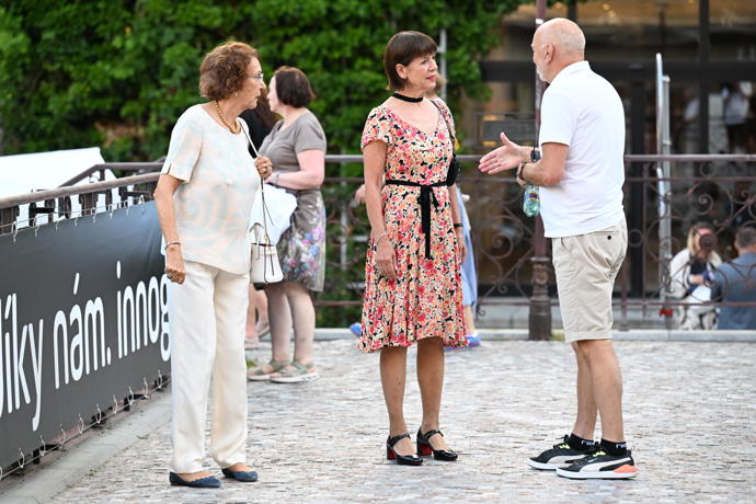 FOTO: Andrea Bartošková se baví s lidmi. – stránka 27