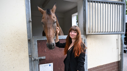 FOTO: Martina Eretová s policejním koněm.
