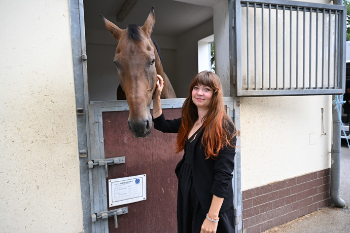 FOTO: Martina Eretová s policejním koněm. – stránka 5