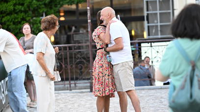 FOTO: Andrea Bartošková se zdraví s lidmi.