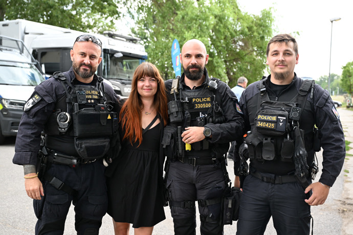 FOTO: Martina Eretová ns policisty. – stránka 4