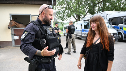 FOTO: Martina Eretová se baví s policistou.