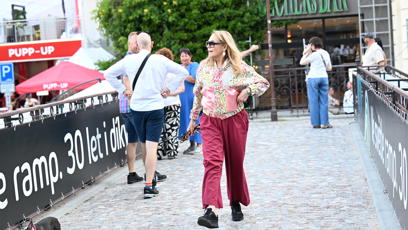 FOTO: Dagmar Havlová venčila pejsky.
