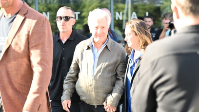 FOTO: Dustin Hoffman přiletěl se svou ženou.