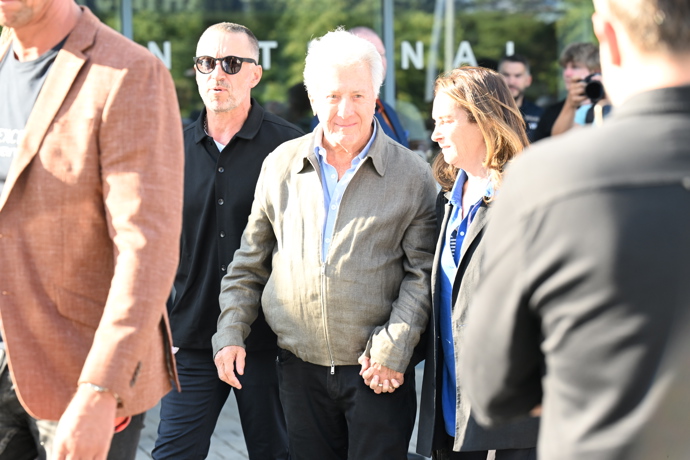 FOTO: Dustin Hoffman přiletěl se svou ženou. – stránka 84