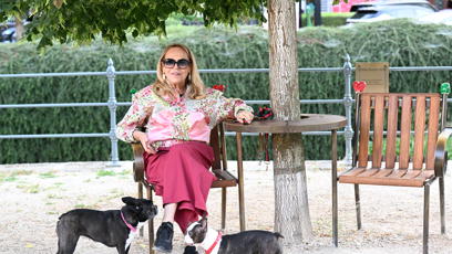 FOTO: Dagmar Havlová ve Varech venčila pejsky.
