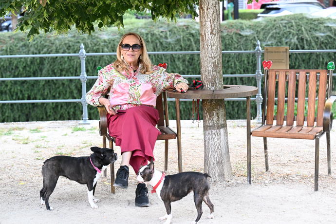 FOTO: Dagmar Havlová ve Varech venčila pejsky. – stránka 32