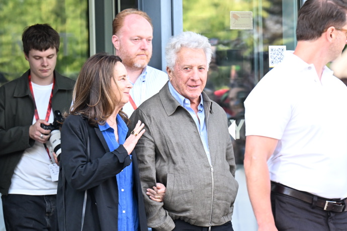 FOTO: Dustin Hoffman si našel chvilku pro sebe. – stránka 346