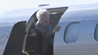 FOTO: Dustin Hoffman vystupuje z letadla.