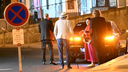 FOTO: Bolek Polívka a Marcela Černá čekali na odvoz.