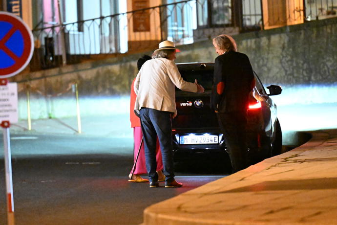 FOTO: Bolek Polívka a Marcela Černá odjeli na hotel autem. – stránka 16