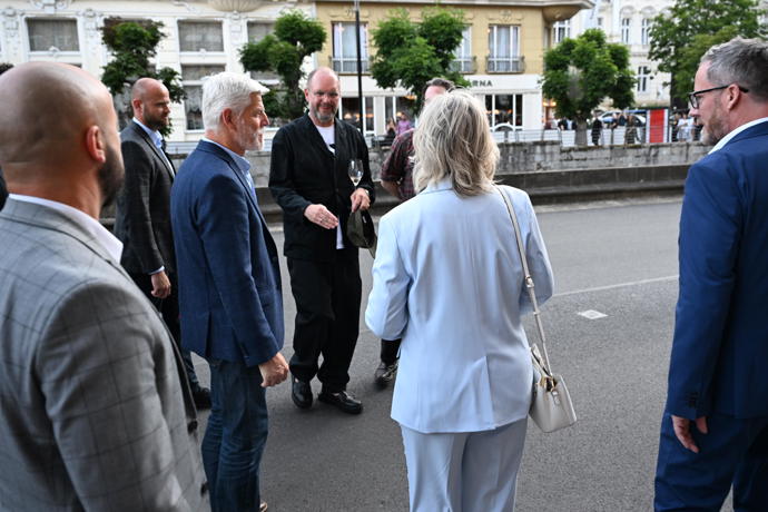 FOTO: Petr Pavel a Eva Pavlová na kolonádě. – stránka 9
