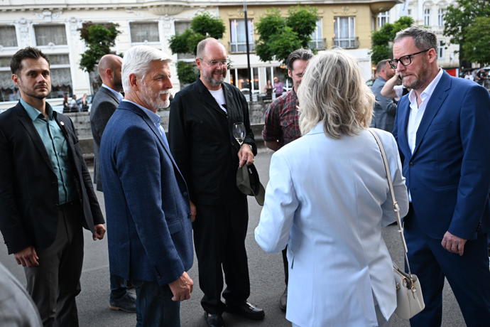 FOTO: Petr Pavel a Eva Pavlová si pošli centrum Varů. – stránka 7