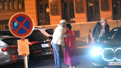 FOTO: Bolek Polívka políbil svou milovanou na čelo.