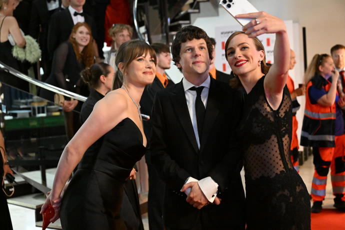 FOTO: Jesse Eisenberg si s Jenovéfou a Elizavetou udělal selfie. – stránka 1433