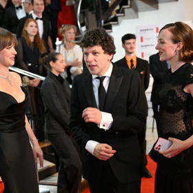 Jesse Eisenberg v rozhovoru s Jenovéfou Bokovou a Elizavetou Maximovou.