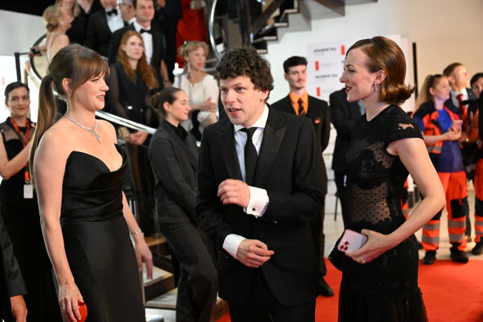 FOTO: Jesse Eisenberg v rozhovoru s Jenovéfou Bokovou a Elizavetou Maximovou. – stránka 1432