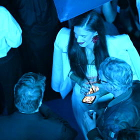 Aneta Vignerová na party nepije alkohol.