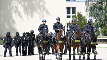 FOTO: Policisté na koních a těžkooděnci.