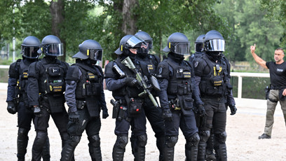 FOTO: Policejní těžkoooděnci při cvičení.