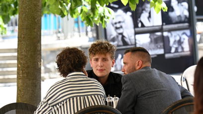 FOTO: František Prachař vyrazil s přáteli na jídlo.