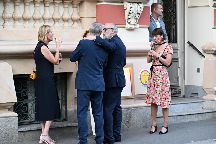FOTO: Andrea Bartošková pila minerálku. – stránka 20