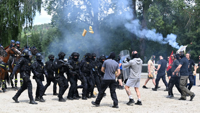 FOTO: Policejní těžkoooděnci cvičně rozhánějí demonstranty.