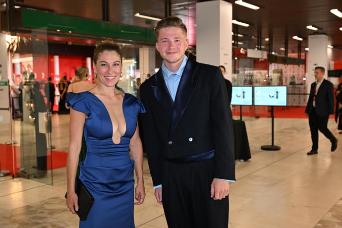FOTO: Eva Decroix s milým poradcem. – stránka 29